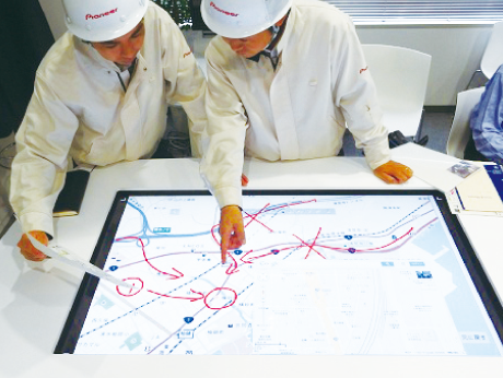 地図に書き込みながら作戦協議