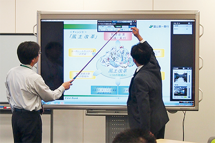 機能ボタンが１箇所に集まり操作しやすい