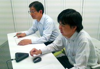 V-CUBE ミーティングを使用される  竹尾氏（左）と瀬戸山氏（右）