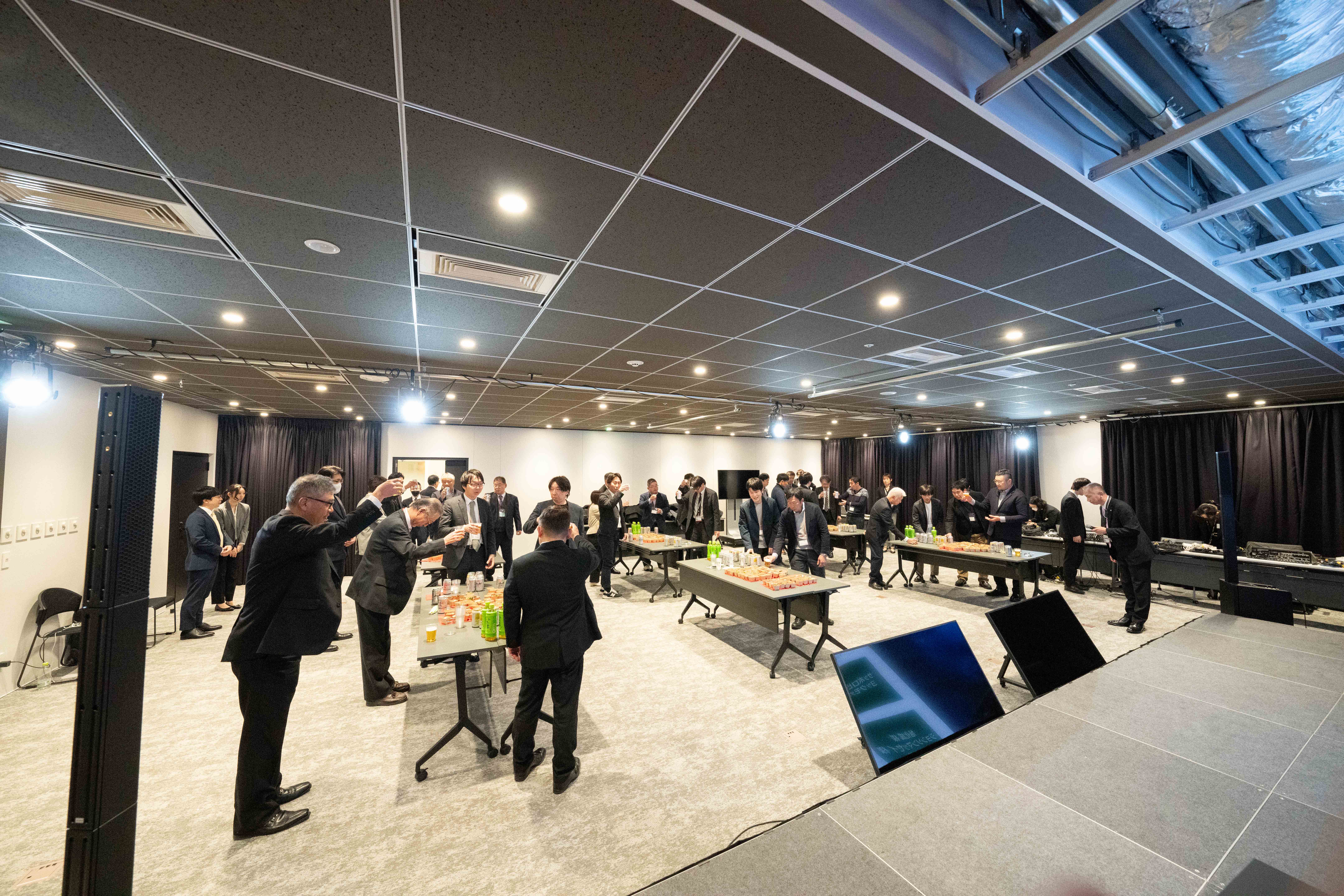 日立ソリューションズ東日本、ブイキューブのハイブリッド専用スタジオ