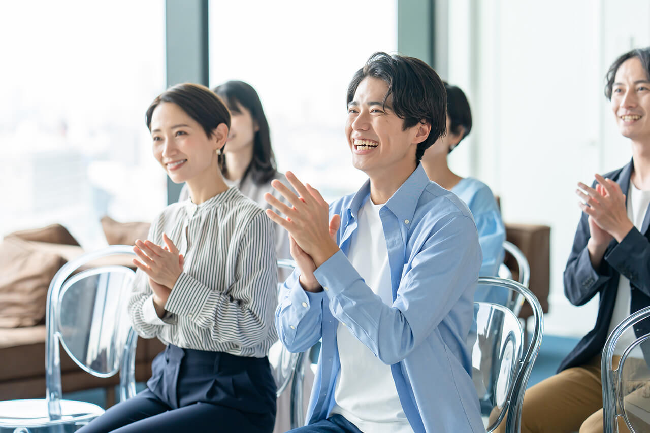 イベントが盛り上がっているイメージ