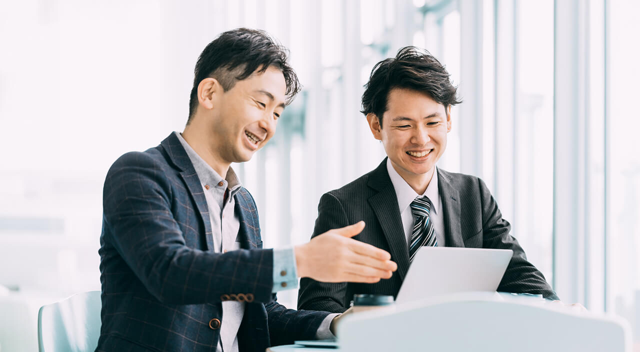 イベントの企画書を上司と見ているイメージ