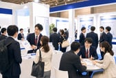 展示会ブースでの活発な接客と商談の様子