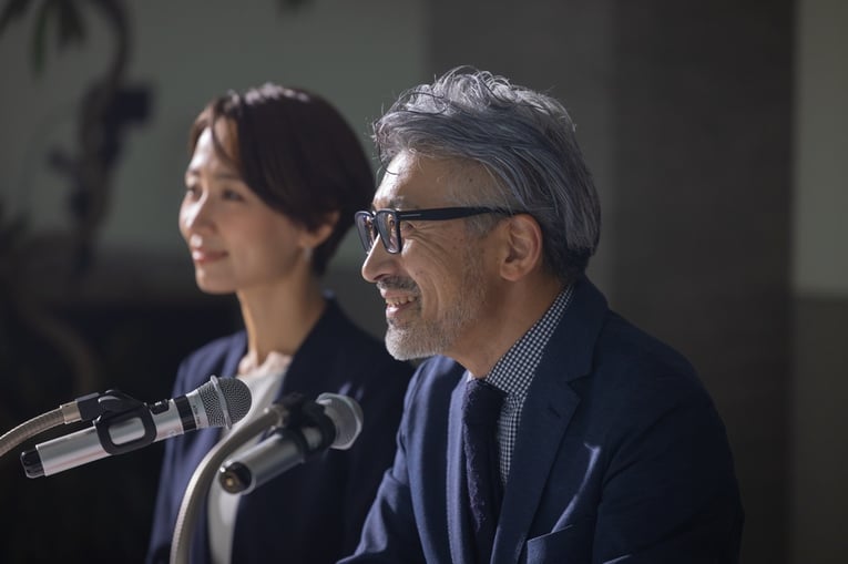 社員総会とは、全社員が一堂に会し、会社の進むべき方向性やビジョンを共有する場のこと