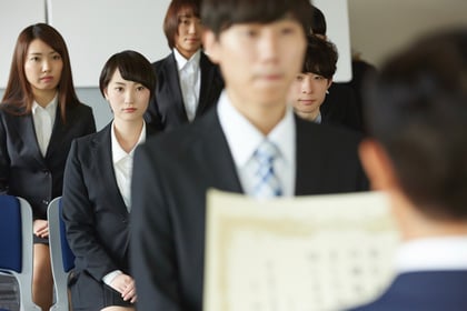 【2026年版】社内アワード完全ガイド｜メリット・注意点から「シラけない」演出のコツまで