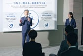 社員総会で経営ビジョンを共有し、表彰式やチームビルディングを通じて社員のエンゲージメントを高めている様子をイメージしたメインビジュアル