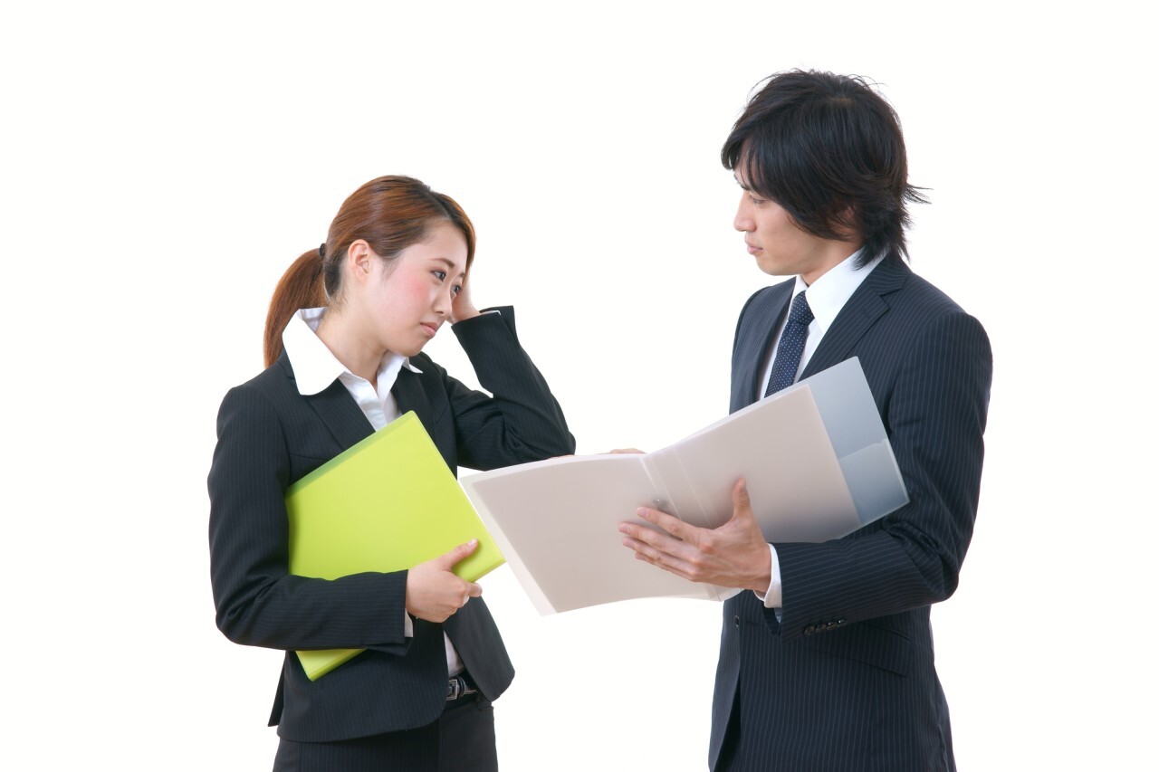 社員総会の企画でコンテンツ制作や準備に追われて社員が困っている様子