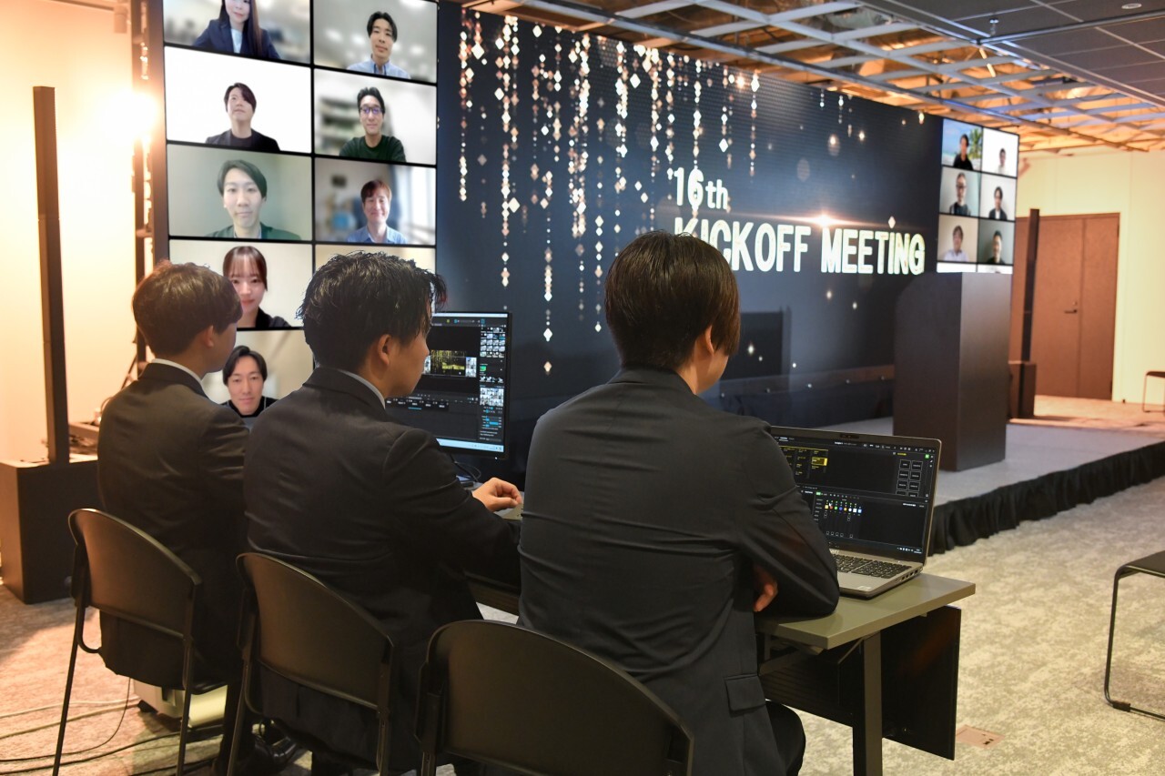 専門スタッフが機材準備から当日の撮影・配信まで一括サポートする、ブイキューブの社内イベント・社員総会支援サービス
