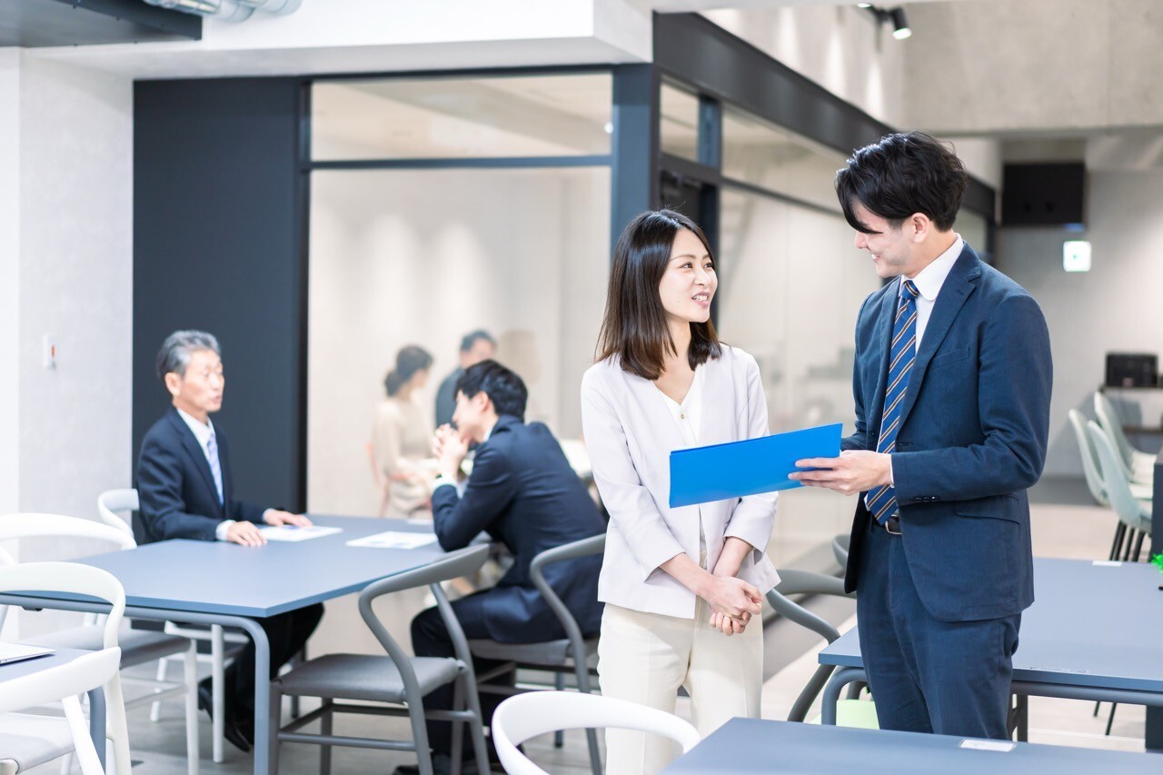 企業と求職者が対話を通じて相互理解を深める場であることを示す、握手と吹き出しが交差するインフォグラフィック。