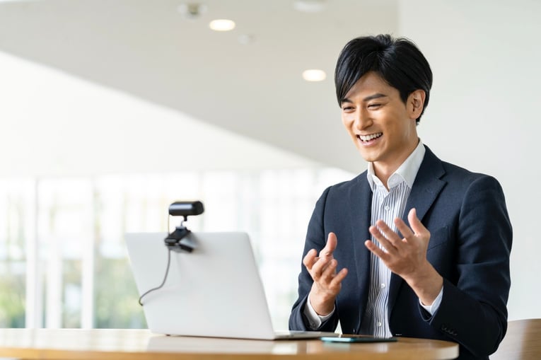 Zoom ウェビナーの機能を使用して録画する方法