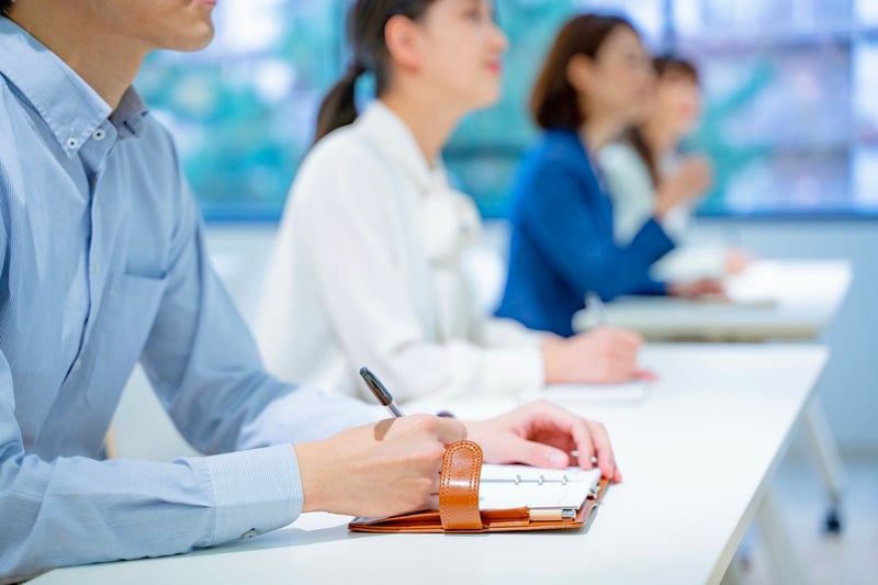 社内研修とは、企業が主導して従業員に対して行う教育訓練全般を指します