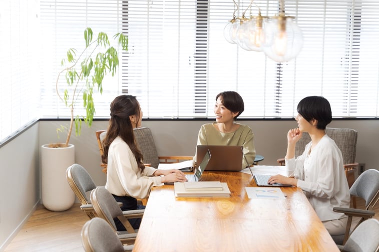 社内研修は、単なる知識伝達の場ではなく、組織の課題を解決し未来の成長を形作るための投資