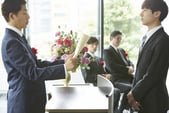 受賞者が並び、順に表彰されている社内表彰式の開催風景