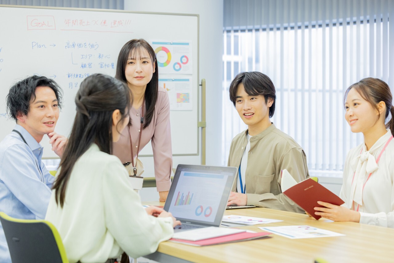 イベント制作のプロと打ち合わせを行う運営担当者の様子。企画・台本・配信技術の専門領域をアウトソーシング。