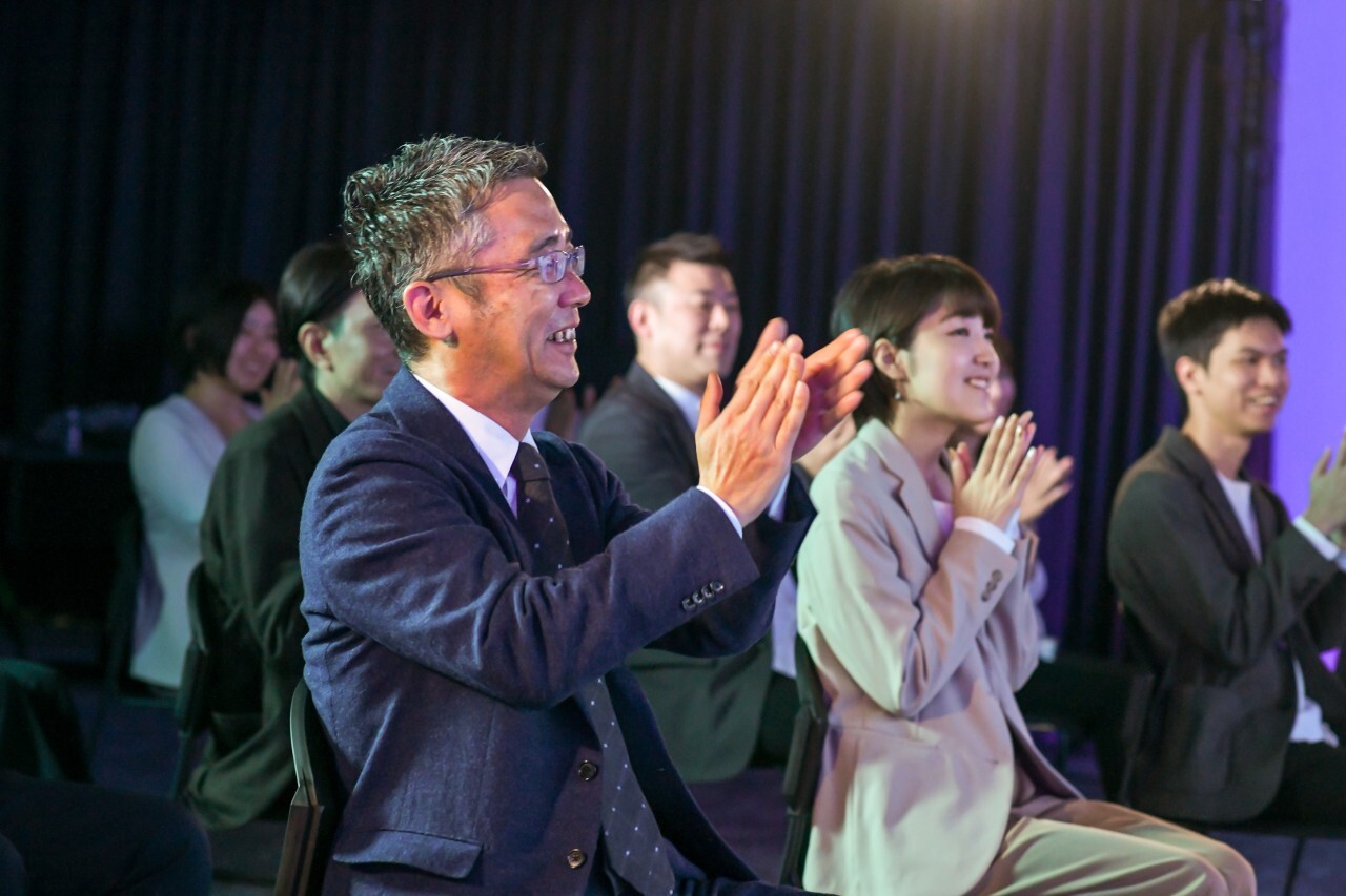 表彰式で社員が拍手をしている様子。企業エンゲージメント向上につながっている。