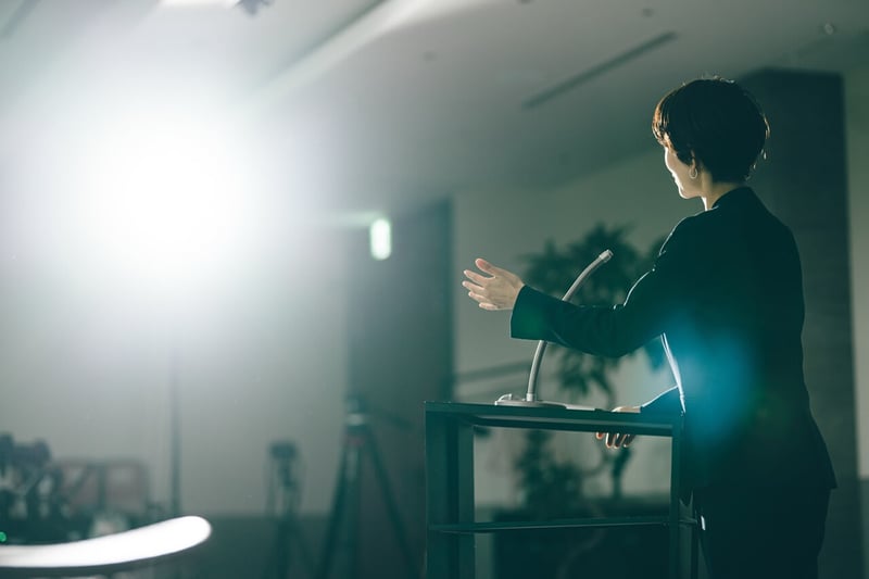 オンライン、オフライン、そして近年増加傾向にあるハイブリッド型のそれぞれの特徴