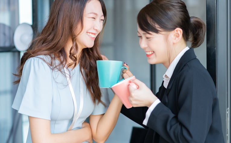 社内で談笑する女性スタッフ