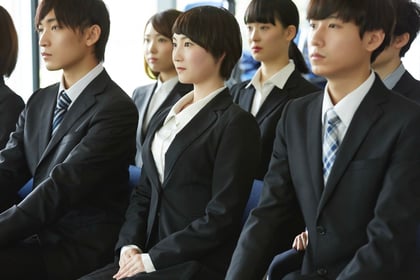 内定式で集まっている学生の様子
