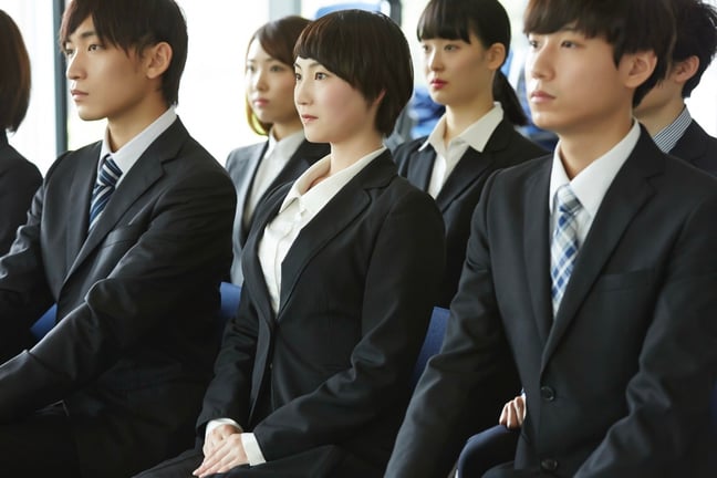 内定式で集まっている学生の様子