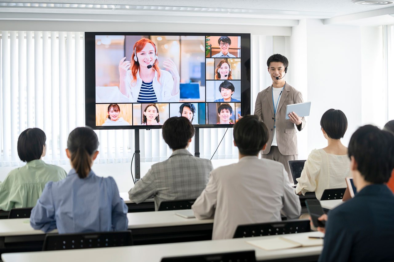 会場参加とオンライン参加を同時に行うハイブリッド開催の様子