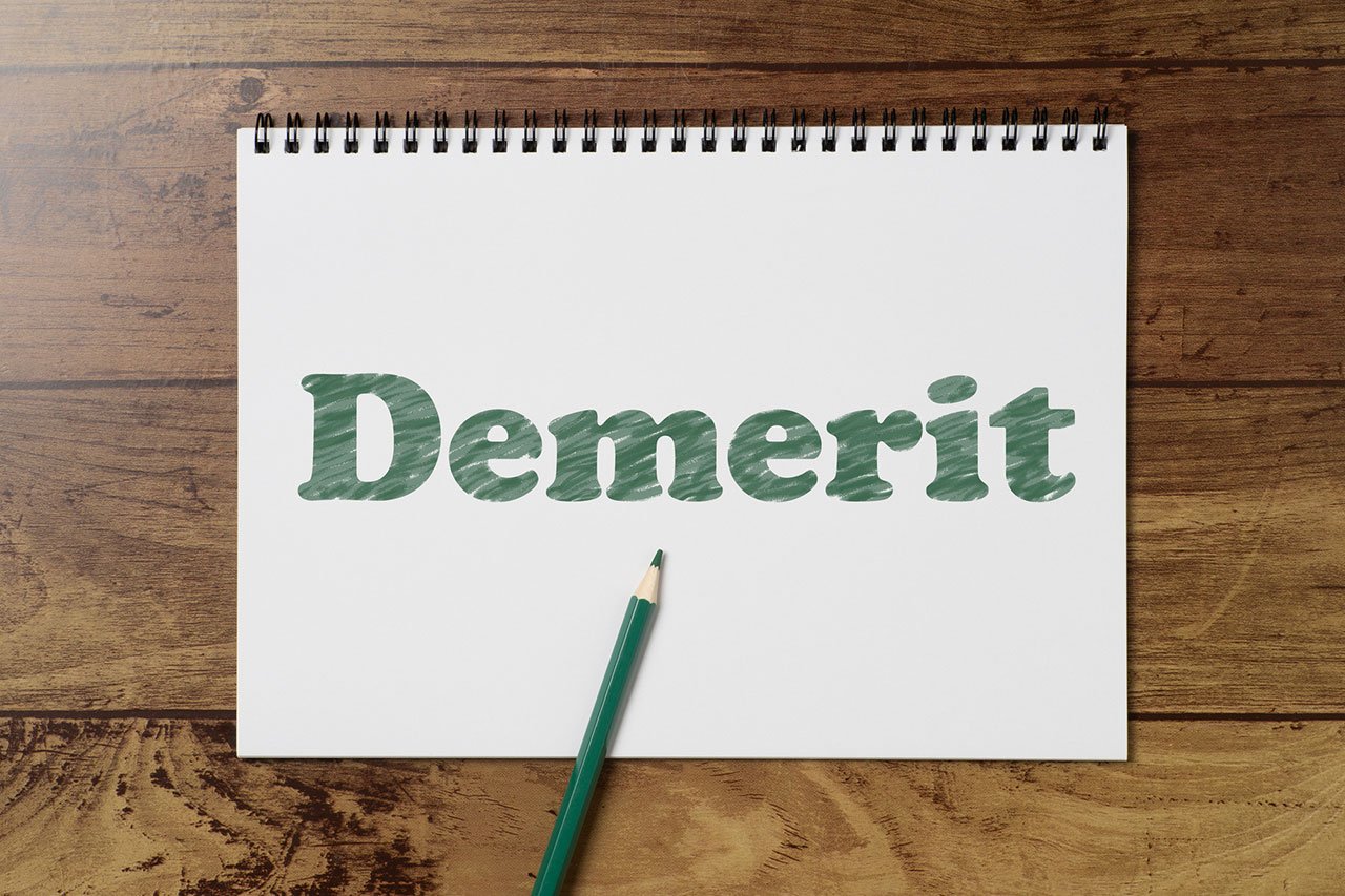 オンラインイベントのデメリットを示す「Demerit」の文字