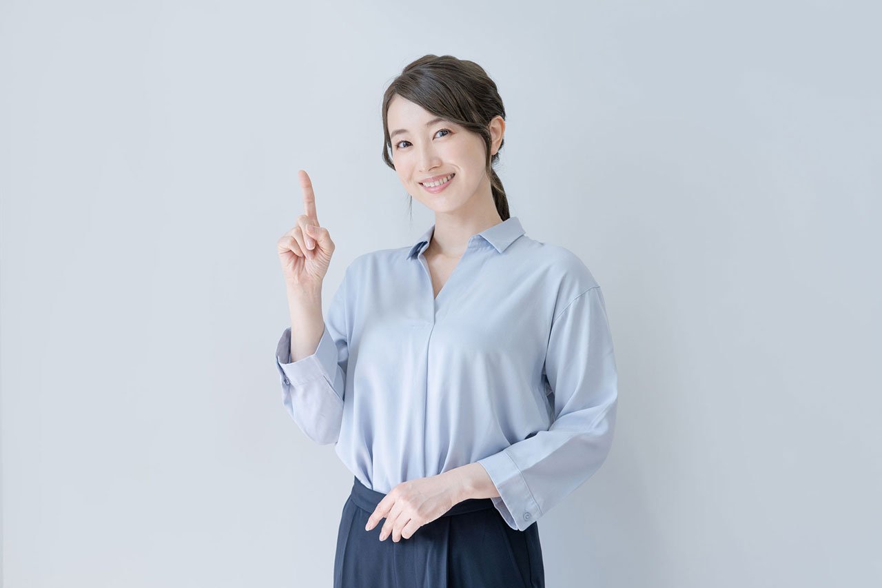 重要ポイントを示す女性