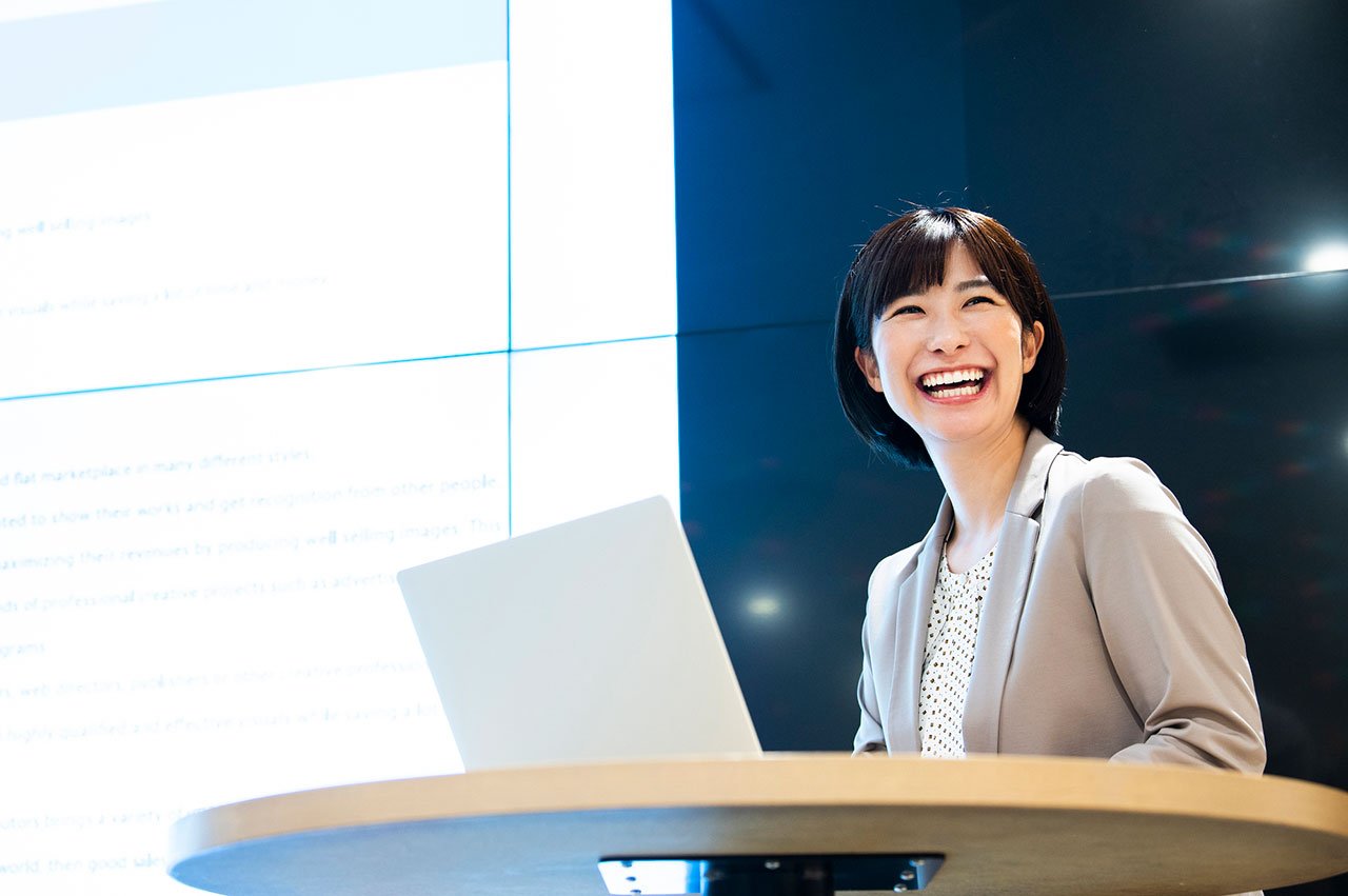 リハーサルを実施する女性