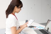 セミナー料金の相場や設定方法、コスト削減のコツを考えているBtoB企業のセミナー企画・運営担当者。