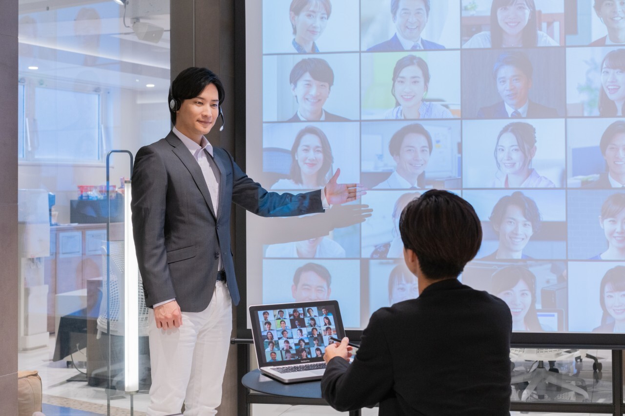 セミナーの満足度を落とさずに開催費用を賢く抑える4つの手法（公共施設の活用、オンラインウェビナーへの切り替え、SNS集客、機材の持ち込み）を表現したコスト削減の図解イラスト。