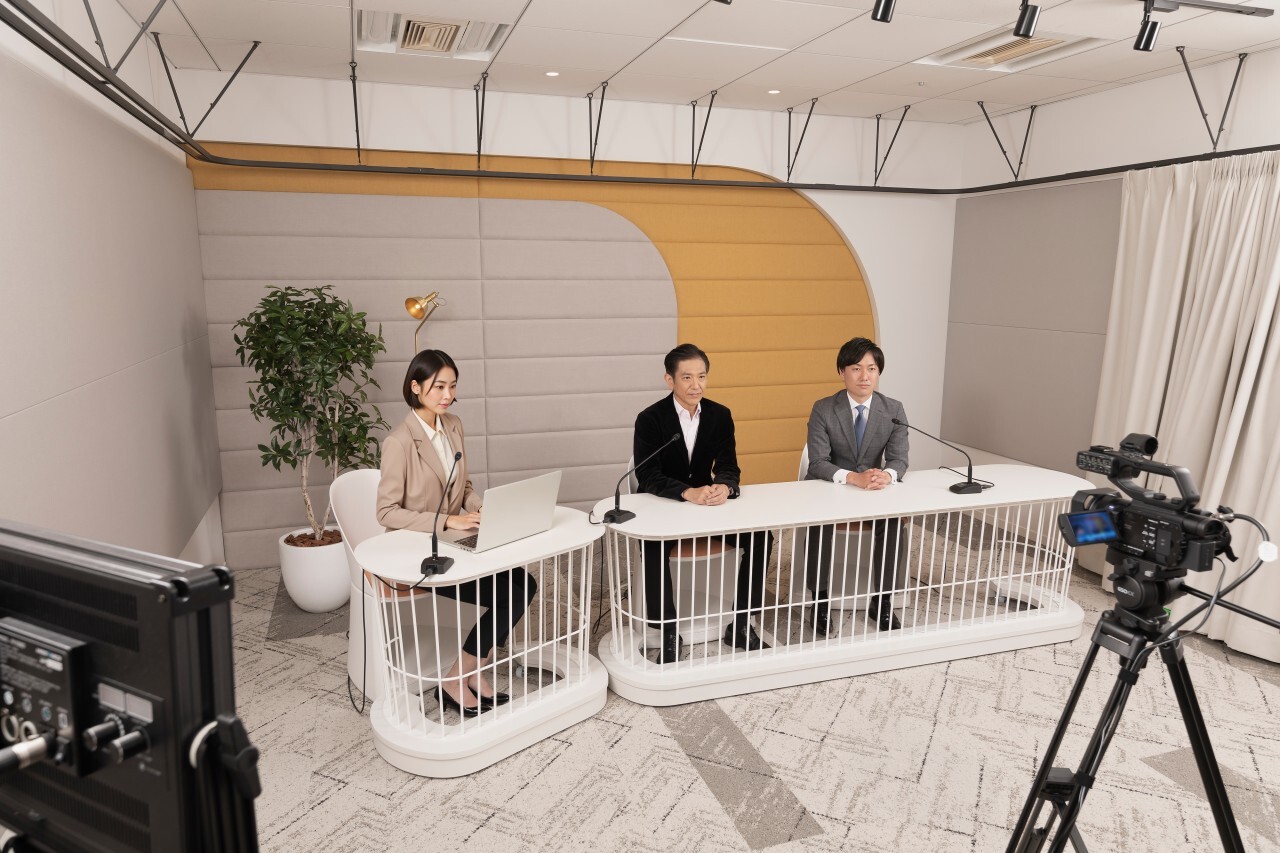企業のセミナー担当者をトータルサポートする企業イベント支援サービス「EventDX」の紹介イメージ。自社スタジオやプロ仕様の配信・音響機材、企画から当日運営まで一気通貫で対応する高品質なサポート体制を表現したイラスト。