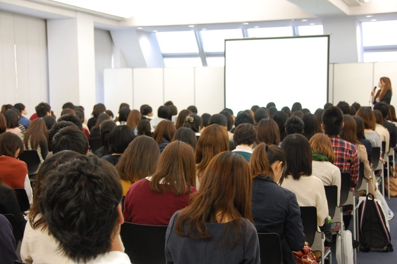 セミナーレポートは、書き方一つで「ただの作業」にも「強力なビジネス資産」にも