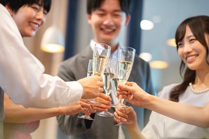 社内懇親会で社員同士が笑顔で交流し、チームの結束が高まっている様子