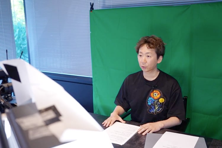 役員メッセージ動画をAIアバターで制作し、実写とAIを使い分けた演出で違和感を払拭