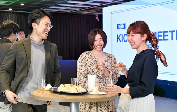 社員同士が交流する社内カジュアルイベントでの談笑風景