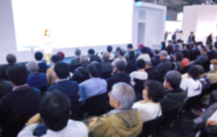 円卓形式の会場で少人数の参加者が意見交換しているラウンドテーブルイベント