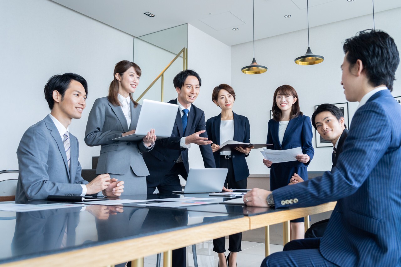 成果主義や社員の自律性を重視し、多様な業務内容に柔軟に対応するABW導入に適した企業のワークスタイルイメージ