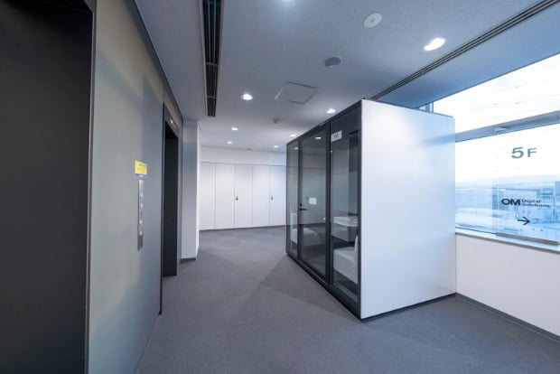 従来はデッドスペースだったエレベーターホールやロッカールームにもテレキューブを設置