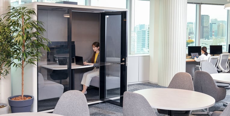 フリーアドレス成功のカギは「テレキューブ」