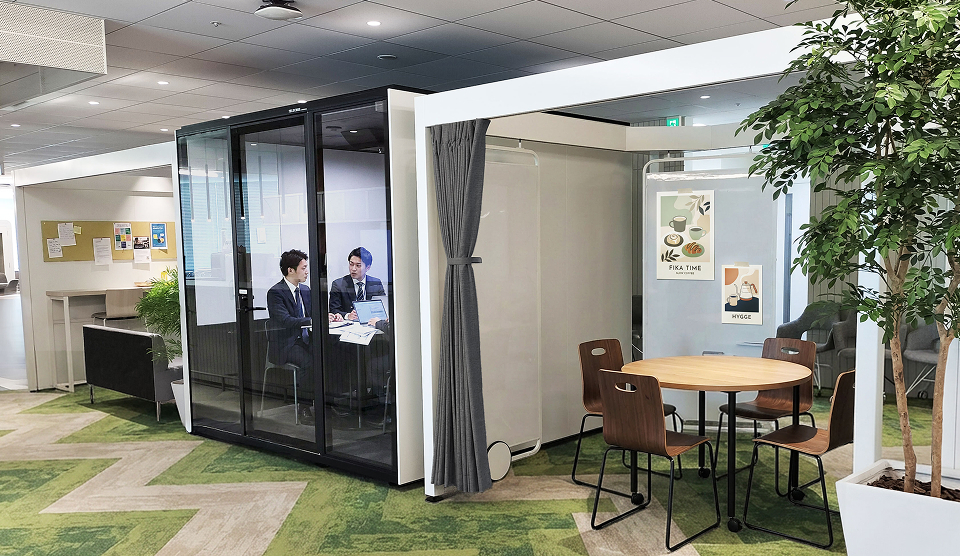 ライブラリーやカフェコーナーのあるオフィス風景