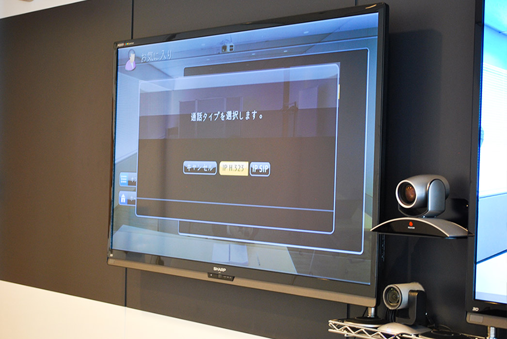 HDX8000の接続先リストの画面でV-CUBE Box会議室、通話タイプ（H.323）をリモコンで選択・２