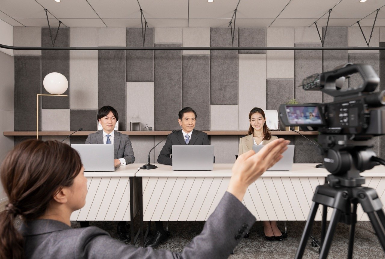 ブイキューブの企業イベント支援による、プロフェッショナルなオンライン研修のライブ配信運営とスタジオの様子