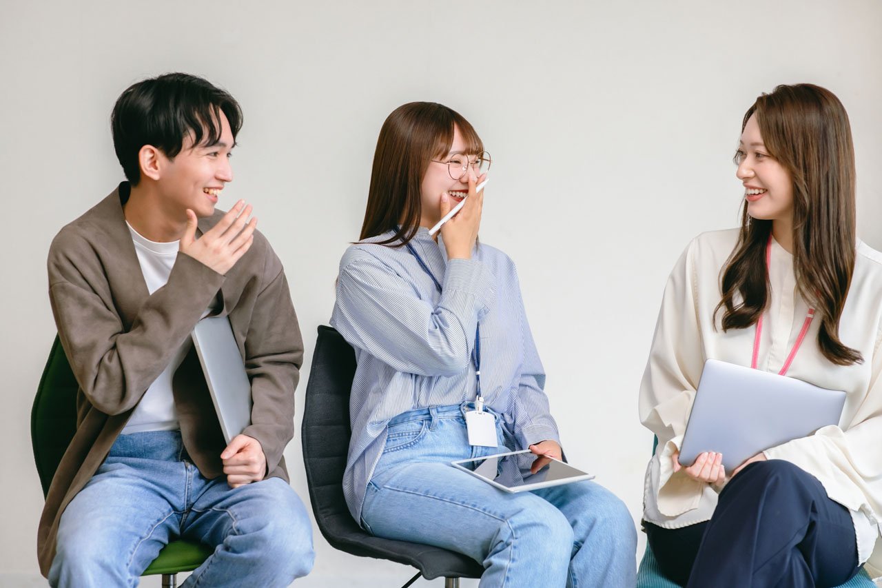 研修中にゲーム形式のワークショップで盛り上がる受講者