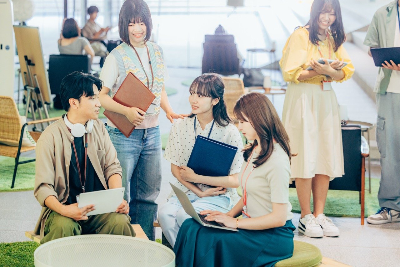 リラックスした雰囲気の「ワールドカフェ」形式で、部署や役職を超えて対話を楽しむ参加者たち