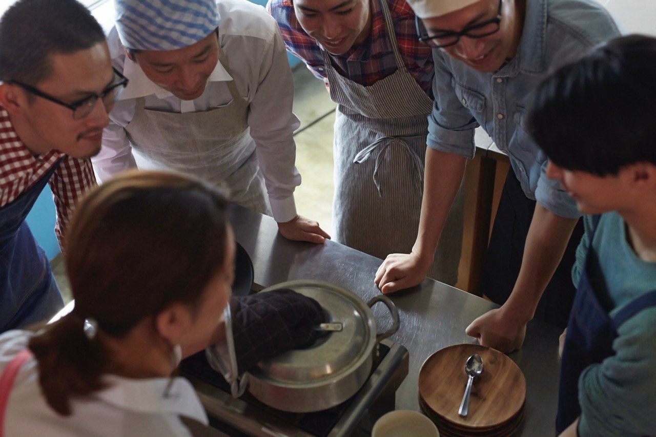 チームビルディング研修として料理研修に参加する様子