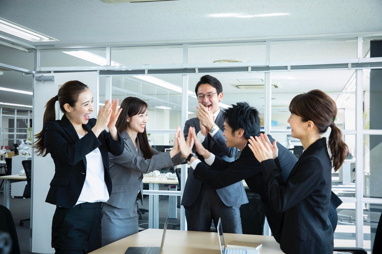 研修成功を喜ぶチームのイメージ