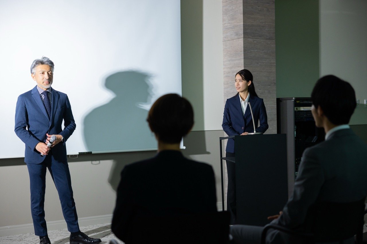 講師と参加者の間に立ち、タイムマネジメントや会場の雰囲気づくりを行う司会者