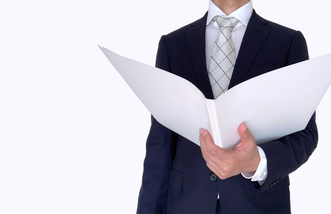 講演会進行台本を持っている司会者