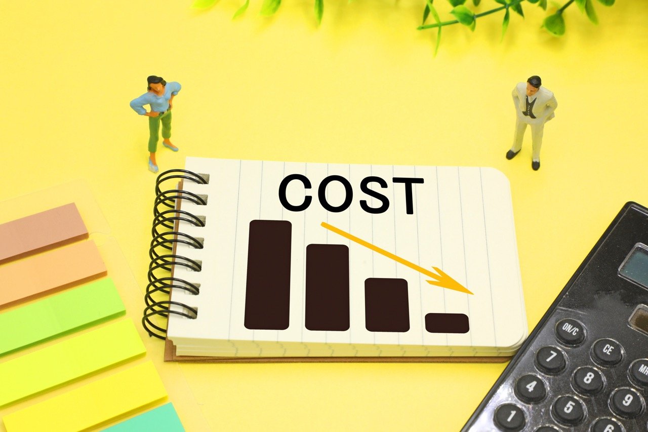 オンライン内定式のメリットである内定者の参加コスト低減、企業側の実施コスト削減イメージ