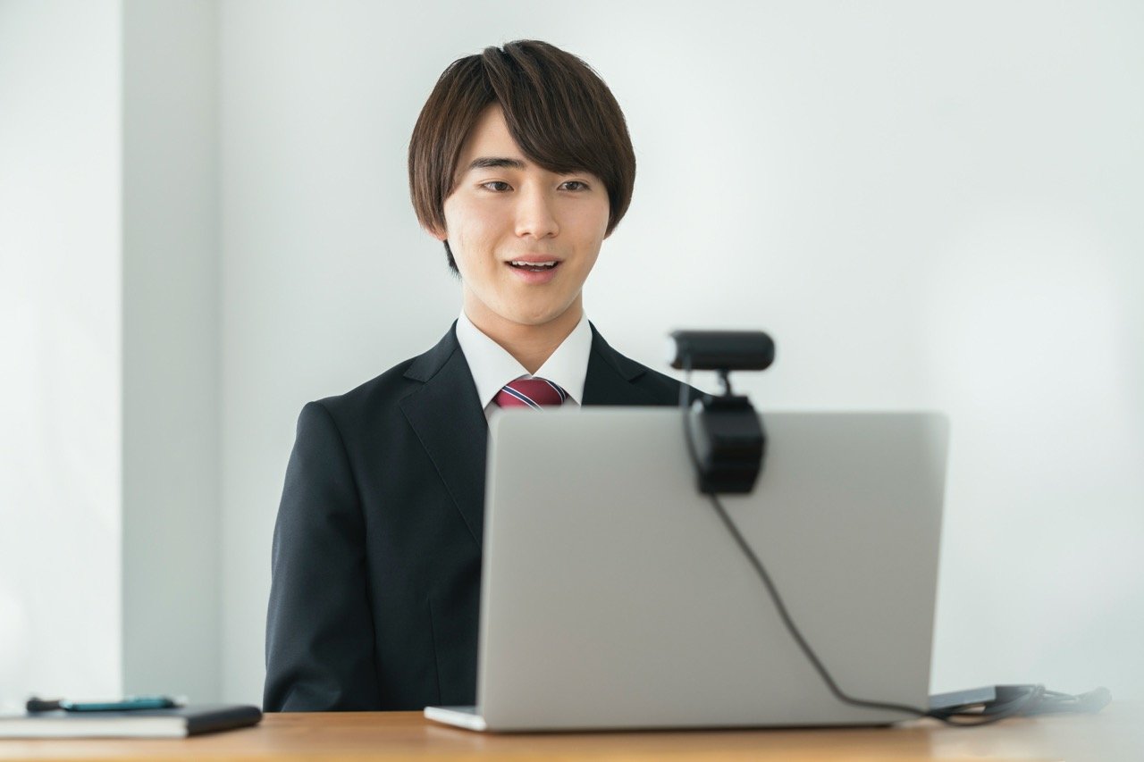 オンライン内定式に家から参加している学生