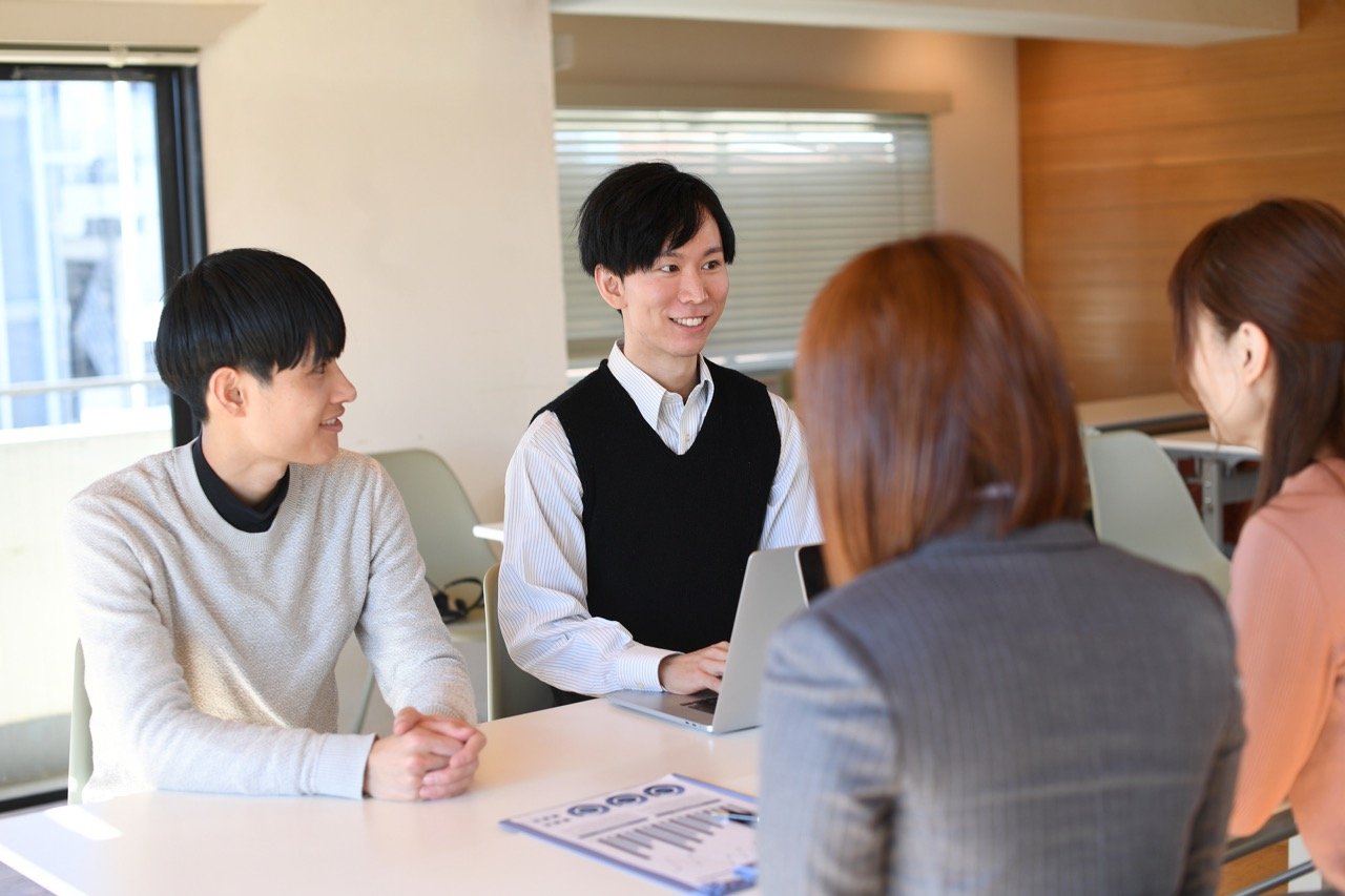 内定承諾後から入社までの空白期間に行われる、内定者と企業社員とグループワークのイメージ